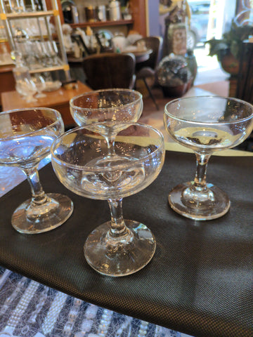 S/4 champagne glasses 130